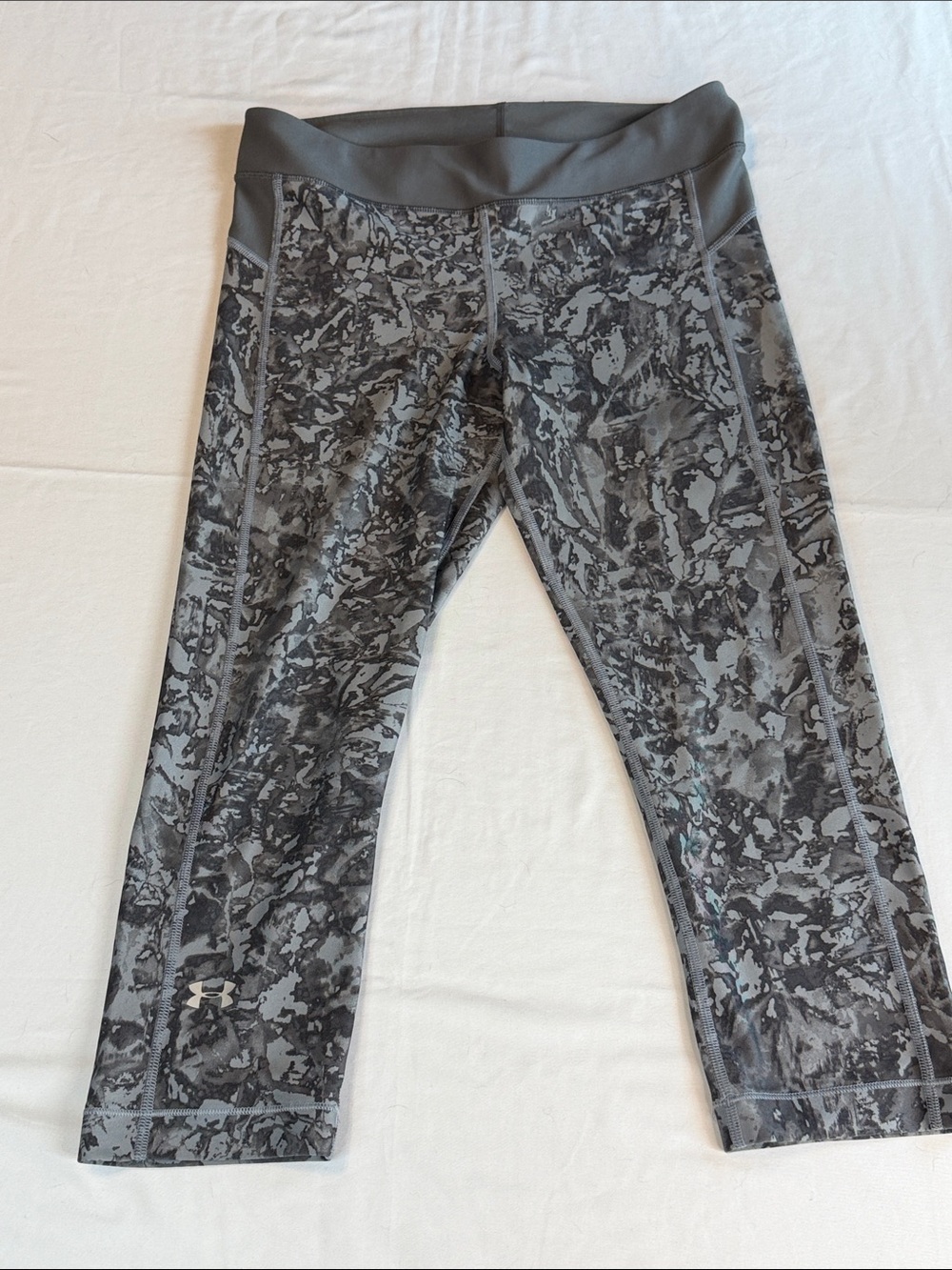 Under Armour Women’s Gray Marble-Print Capri Leggings